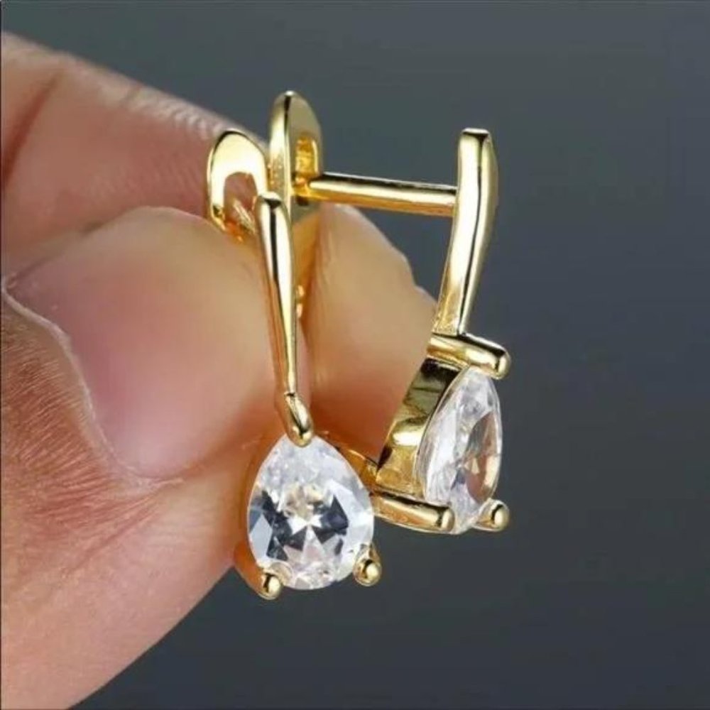 NEW 18K YELLOW GOLD DIAMOND EARRINGS, BEAUTIFUL EARRINGS, CUTE EARRINGS. - Picture 2 of 3